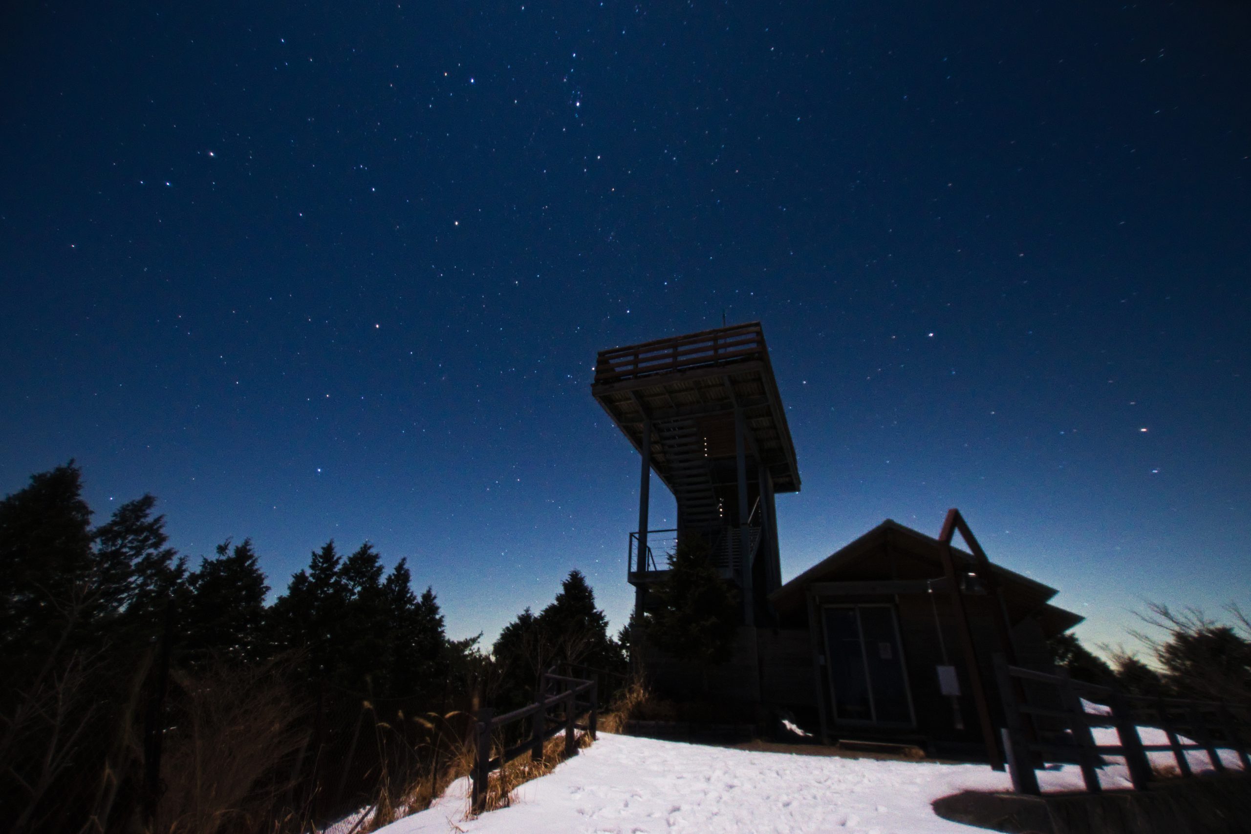 雪の鶴姫公園展望台と北の星空