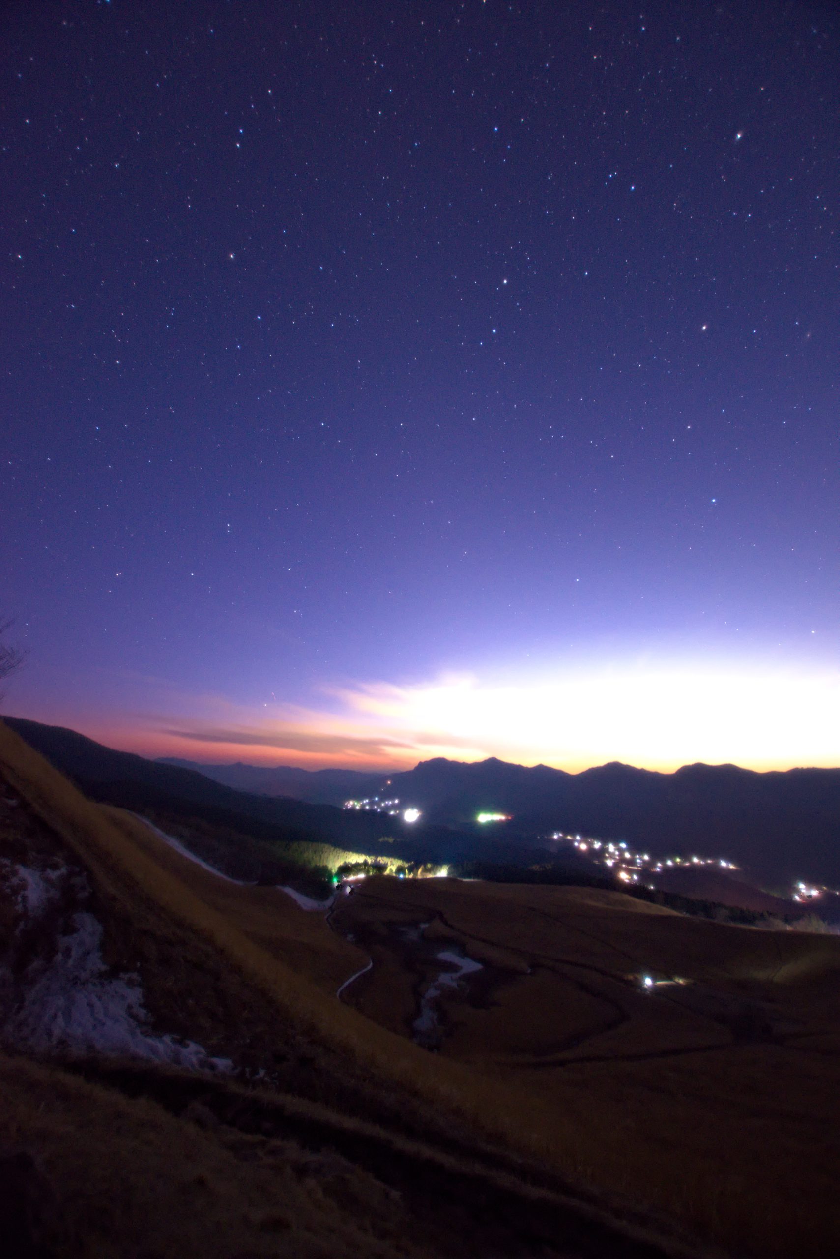 亀山峠から眼下の曽爾高原と西の空を望む