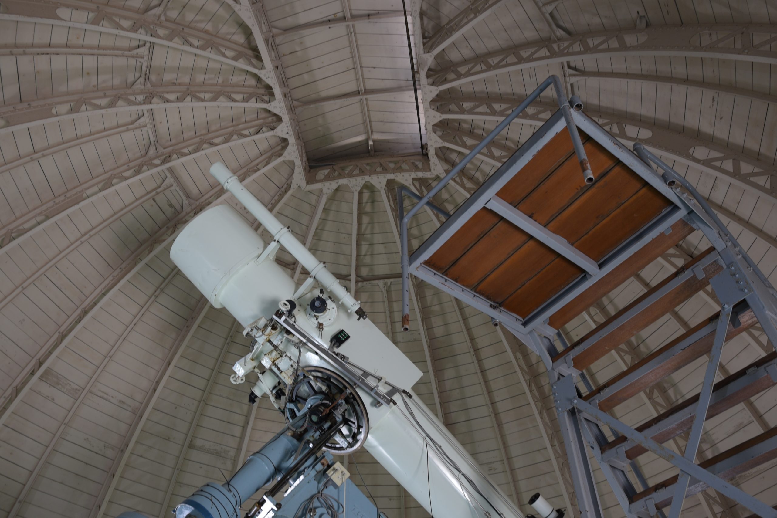 花山天文台本館の45cm望遠鏡とドームの様子