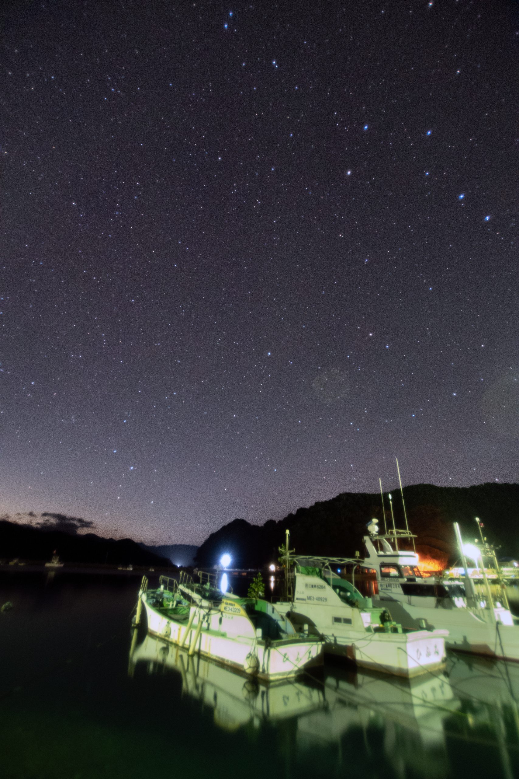島勝漁港の漁船越しに北極星を望む