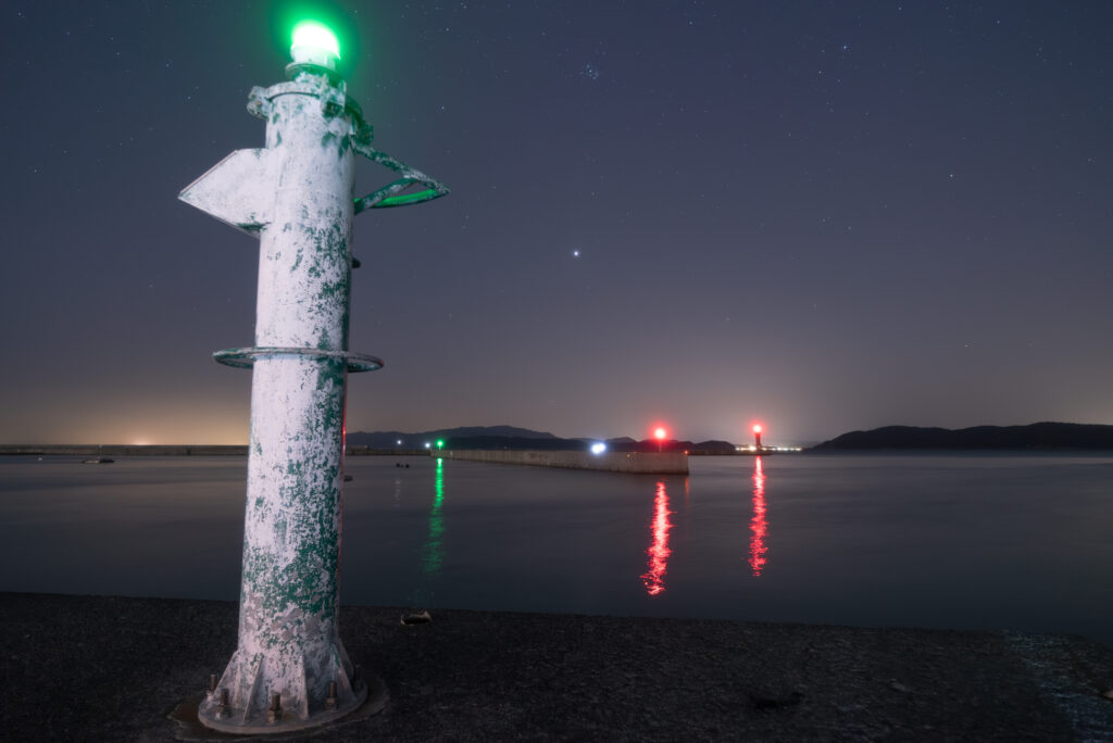 加太港の白灯台と木星近くのポン・ブルックス彗星を望む