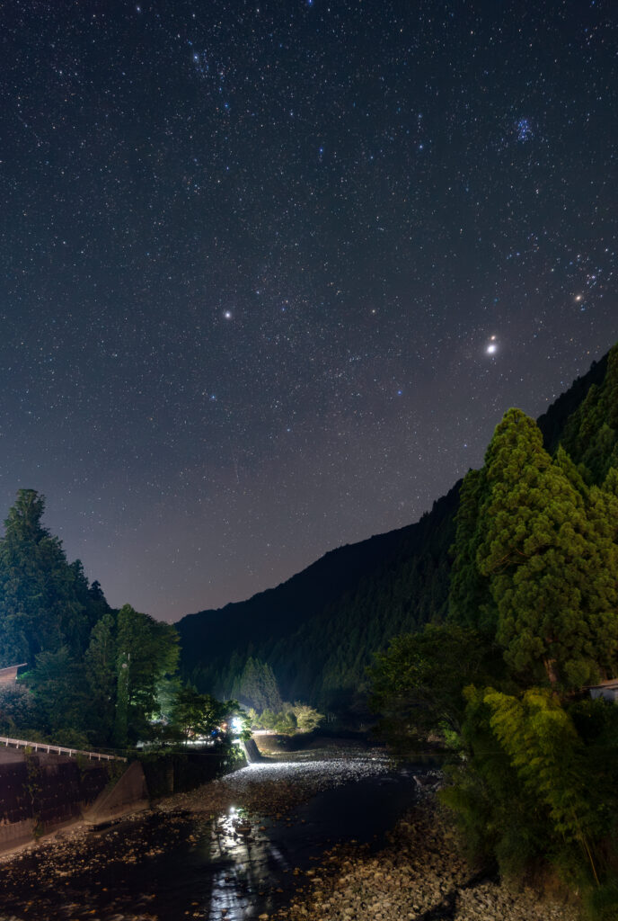 おうし座とぎょしゃ座の間に輝く木星と火星