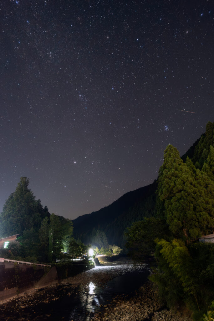 ペルセウス座から流れる流星とすばるを天の川から望む